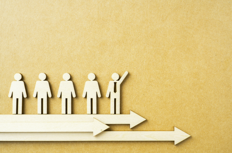 A network diagram on a yellow background shows a central person connected to others, symbolizing how to expand a professional network after 50.